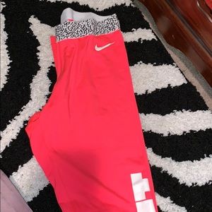 Hot Pink! Nike workout leggings 😱